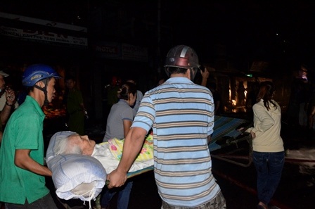 Lo sợ cụ bà bị ngạt khói nên người dân đưa cụ ra xa hiện trường cháy