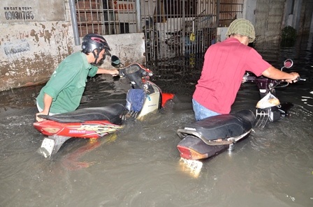 Ngập đến yên xe máy