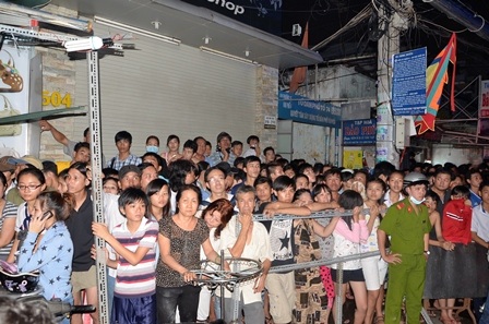 Hàng trăm người dân theo dõi việc chữa cháy