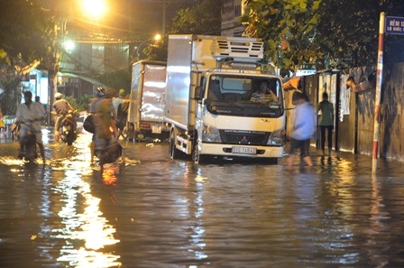 Xe ô tô chết máy nằm chờ cứu hộ