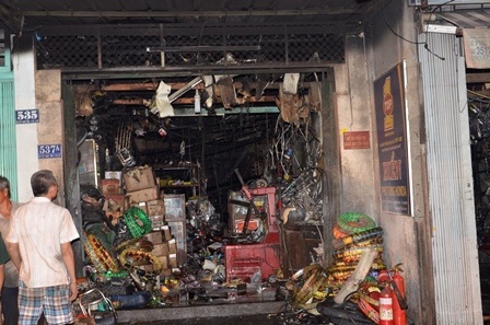 Bên trong 2 cửa hàng 535 và 537 xảy ra cháy