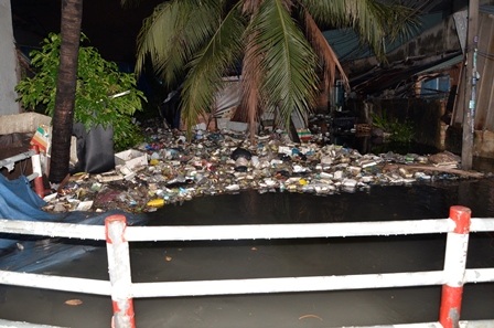 Rác thải cản trở dòng chảy