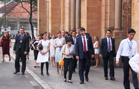 Đoàn xe chở Tổng thống đến khu vực Nhà thờ Đức Bà.