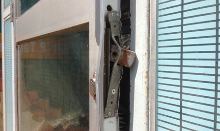 Chốt cửa buồng ATM (được khóa sau 23h) bị trộm dùng xà beng cạy để vào.