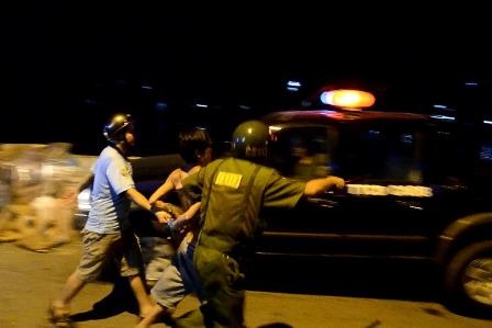 Cảnh sát áp giải thanh niên về trụ sở công an phường 15, quận 8