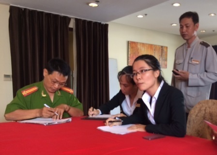 Công an tiếp xúc với đại diện khách sạn Vissai Saigon