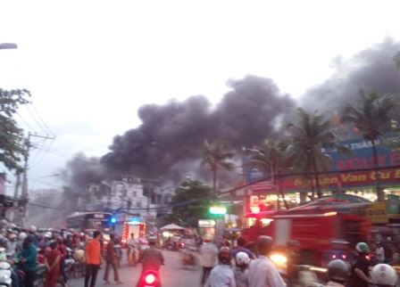 Cột khói bốc cao hàng chục mét