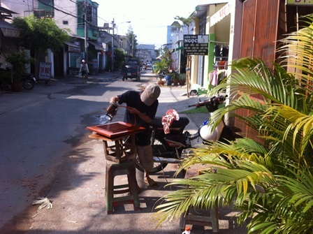 Công nhân của cơ sở tiến hành sơn xịt ngay giữa đường khiến dung môi phát tán khắp khu dân cư.