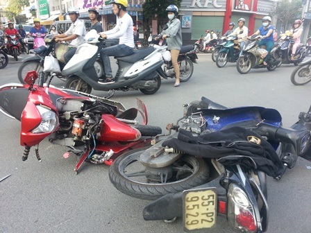 Hai học sinh lái xe máy đâm nhau, cả 2 nguy kịch - 2 Hai chiếc xe gắn máy hư hỏng sau cú va chạm.