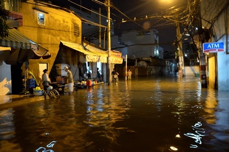 Nhiều tuyến đường tại TPHCM ngập nặng sau cơn mưa lớn vào chiều 22/11