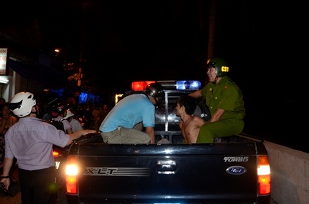 Cảnh sát áp giải thanh niên về trụ sở công an phường 15, quận 8