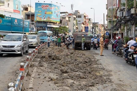 Hàng chục mét khối bùn tràn ra đường Khánh Hội