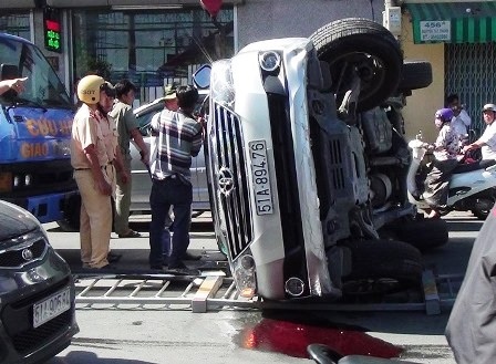 Hiện trường chiếc ô tô 7 chỗ lật nghiêng trên đường Nguyễn Tất Thành