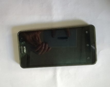 Giật điện thoại của người đi xe đạp, quay lại chế giễu nạn nhân - 2 Tang vật là chiếc điện thoại được trao trả lại cho nạn nhân