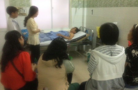 Đồng nghiệp đến thăm t