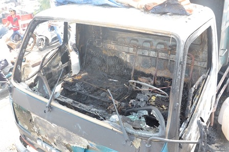 Chiếc xe tải bị cháy rụi cabin.