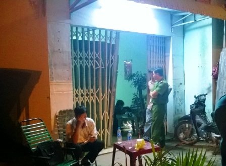 Chủ quán cà phê gục chết trên vũng máu - 2 Công an tổ chức khám nghiệm hiện trường ngay trong đêm 4 rạng sáng 5/11
