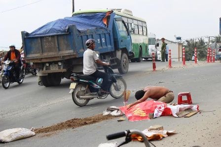 Chồng đau đớn nhìn vợ chết thảm dưới bánh xe tải - 2 Anh Thống đau đớn trước cái chết thảm thương của vợ.