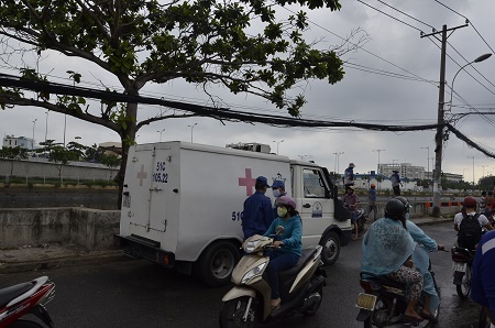 Xe của công ty môi trường đô thị chuyển xác nạn nhân đi.