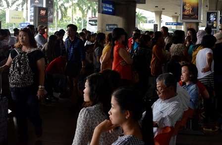 Nhiều hành khách phải ngồi chờ suốt nhiều tiếng đồng hồ và tỏ ra mệt mỏi