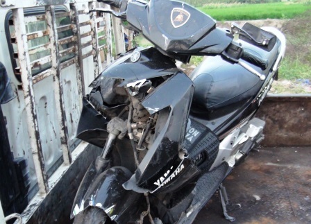 Phần đầu xe máy của nạn nhân bị bể nát