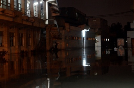 Khuôn viên của một công ty bị nước tấn công gây ngập lênh láng