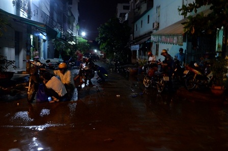 Đến 22h, nhiều người dân vẫn chưa thể về nhà vì đường ngập quá sâu