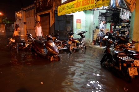 Trong khi đó, các điểm sửa xe thì vẫn tấp nập khách