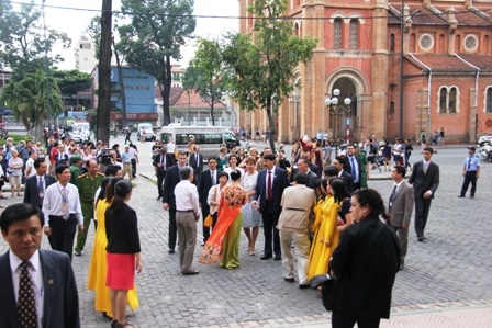 Tổng thống Ader Janos và phu nhân (đứng cạnh) trò chuyện với du khách, người dân thành phố.