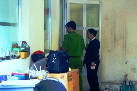 Công an khám nghiệm bên trong ngân hàng VietinBank