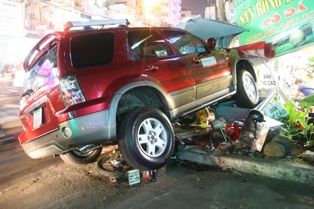 Chiếc ô tô đè bẹp mọi thứ bên dưới