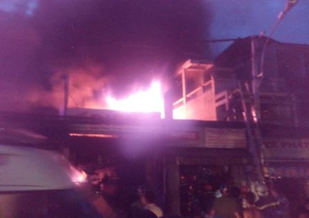 Cửa hàng buôn bán phụ tùng xe gắn máy chìm trong biển lửa