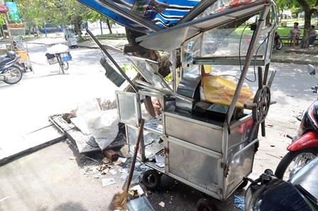 Xe nước mía của gia đình bị xe tông hư hỏng