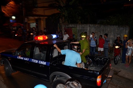 Cảnh sát áp giải thanh niên về trụ sở công an phường 15, quận 8