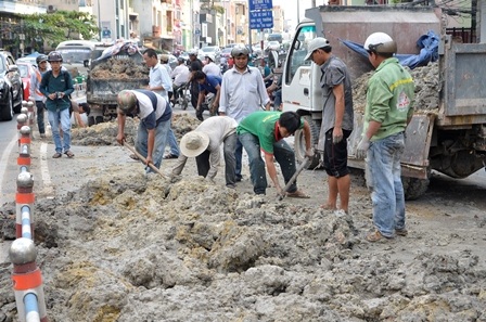 Nhà xe huy động công nhân và xe tải đến thu dọn hiện trường