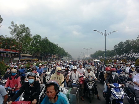 Xe buýt cán chết người đi bộ, giao thông kẹt cứng nhiều giờ  - 3 Vụ tai nạn khiến đường Trường Chinh kẹt cứng