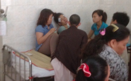 Chị L. ngất lịm khi nhận tin con mất vào chiều nay tại BV Từ Dũ