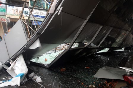 Biển hiệu “khủng” đổ sập xuống đường trong mưa lớn - 5 Biển hiệu đổ sập chiếm gần hết đường Phạm Văn Hai