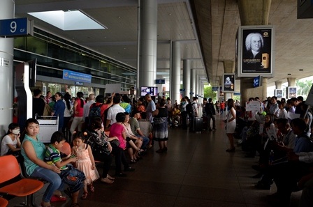 Nhiều hành khách phải ngồi chờ suốt nhiều tiếng đồng hồ và tỏ ra mệt mỏi