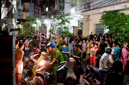 Các Phòng nghiệp vụ công an TPHCM phối hợp với công an quận Tân Phú tổ chức khám nghiệm hiện trường