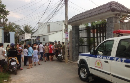 Lực lượng công an đang tiến hành khám nghiệm hiện trường.