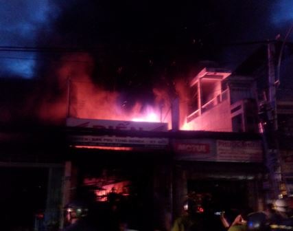 Cửa hàng buôn bán phụ tùng xe gắn máy chìm trong biển lửa