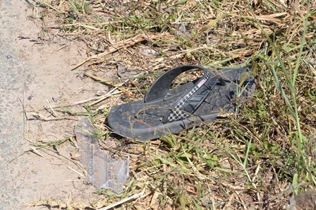 Chiếc dép của nạn nhân bị vương lại hiện trường