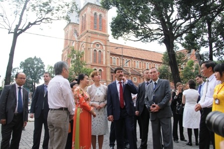 Tổng thống Ader Janos và phu nhân ngắm nhìn những công trình văn hóa, kiến trức ở Sài Gòn.