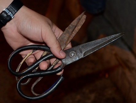 Hai cây kéo mà Tuấn dùng để chống đối lực lượng vây bắt