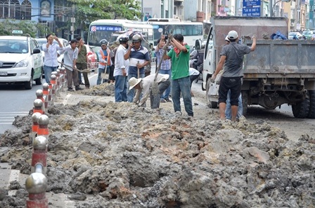 Nhà xe huy động công nhân và xe tải đến thu dọn hiện trường