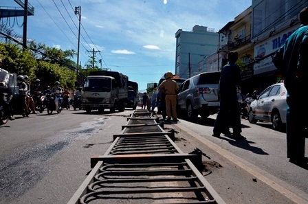 Khoảng 15 mét dải phân cách bị húc đổ