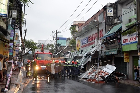 Đến 18h cùng ngày, công tác thu dọn hiện trường vẫn đang diễn ra
