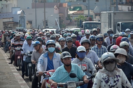 Giao thông trên cầu Nhị Thiên Đường kẹt cứng