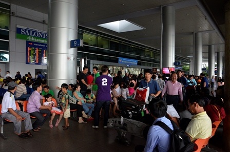 Nhiều người dân mệt mỏi chờ đón người thân tại sân bay Tân Sơn Nhất vào chiều 20/11